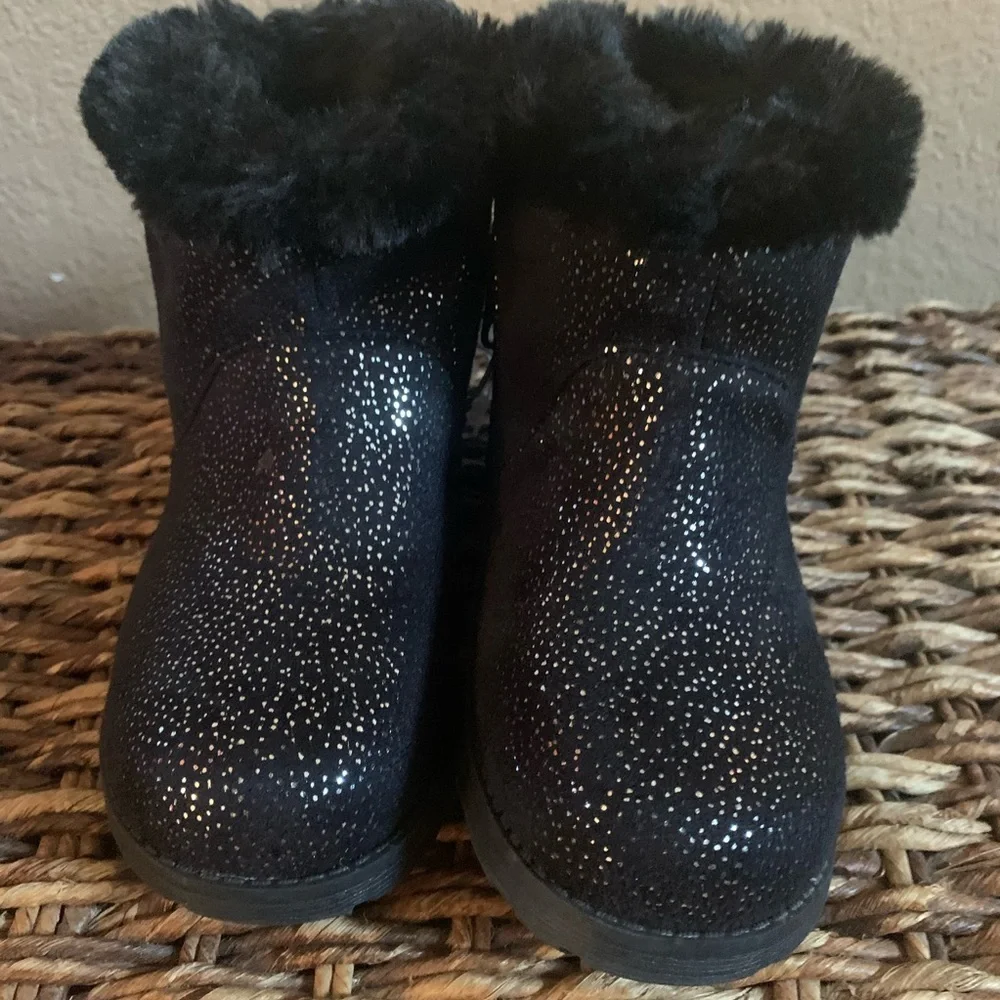 NWOT baby& toddler girl furry black silver boots baby girl Sz 6